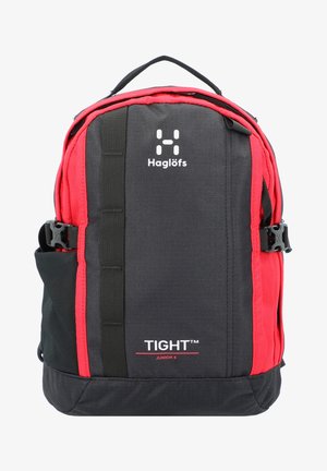 Rotem und schwarzer Rucksack aus strapazierfähigem Material, mit verstellbaren Trägern, einer Seitentasche und einem Logo auf der Vorderseite mit dem Text "TIGHT™ JUNIOR 8."