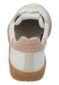 Sneaker bianco con accenti in suede beige, tacco rotondo, suola testurizzata e chiusura con lacci. L'interno presenta una morbida fodera e una linguetta imbottita.
