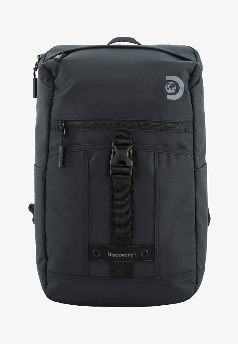 Mochila negra con tejido acolchado, gran compartimento central, correas ajustables, bolsillo frontal con cremallera y detalle del logo en la parte superior izquierda.