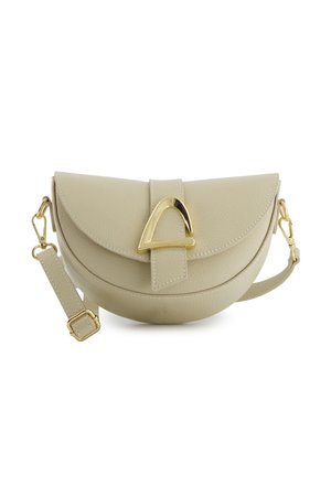 Beige Halbmond-Ledertasche zum Umhängen mit goldfarbenen Schnallen-Details und verstellbarem Riemen mit goldfarbenen Verschlüssen.