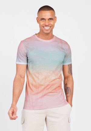 Camiseta de manga corta con un diseño de degradado que presenta colores rosa claro, verde y naranja, representando siluetas de palmeras.