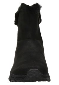 Botín negro hasta el tobillo con parte superior suave, borde de piel sintética en el collar y suela de goma texturizada. Diseño elegante adecuado para uso casual.