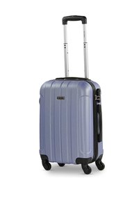 Maleta de mano rígida en púrpura claro, con líneas verticales, asa retráctil y cuatro ruedas negras para facilitar la movilidad.