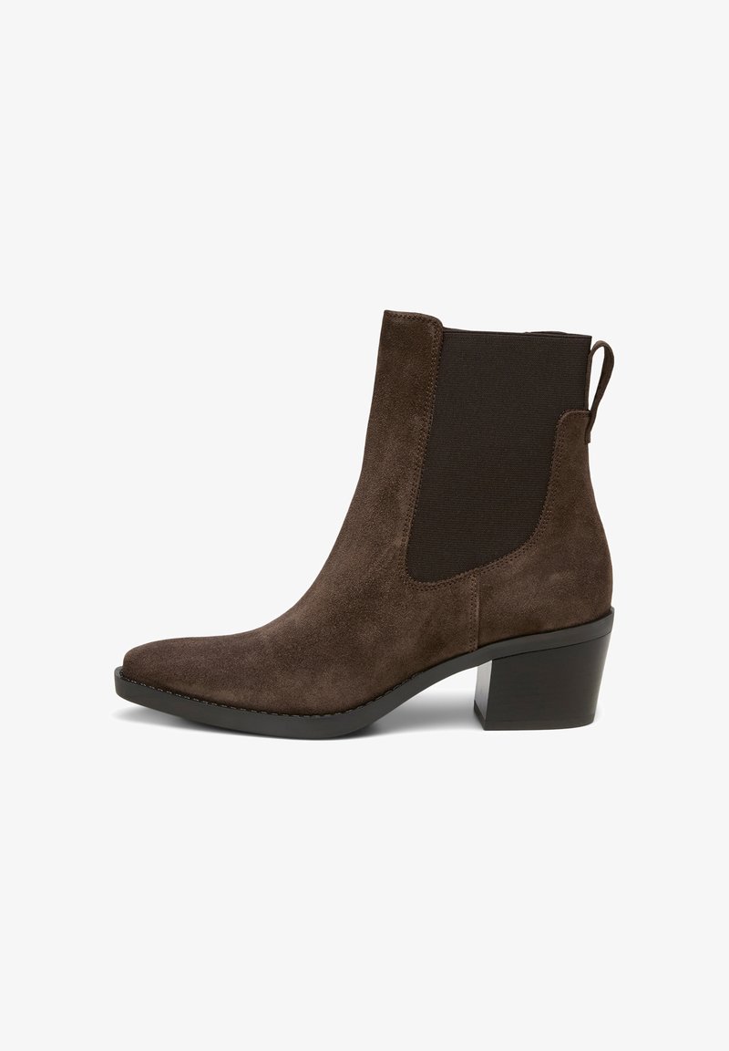 Bottines en cuir suédé marron avec des panneaux élastiques sur les côtés, bout pointu et talon carré. Elles présentent une texture lisse et une languette à l'arrière.
