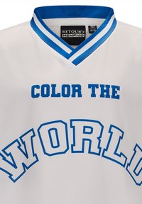 Biały strój sportowy z niebieskimi akcentami i dekoltem w serek. Napis "KOLORUJ ŚWIAT" w boldowym niebieskim druku. Wykonany z materiału oddychającego.