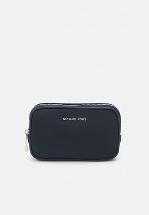 Petite pochette rectangulaire bleu marine avec fermeture éclair argentée et logo Michael Kors centré sur le devant.