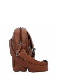 Borsa a tracolla in pelle marrone con zip superiore e tracolla regolabile. Presenta una texture liscia e una forma rettangolare compatta.
