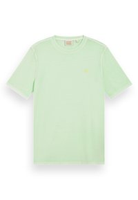 Camiseta de algodón verde claro con cuello redondo, mangas cortas y un pequeño logotipo amarillo en el pecho. Textura suave, ajuste relajado.