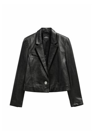 Czarna skórzana krótka marynarka z szerokimi klapami, zapinana na jeden guzik, z małą kieszenią na lewej piersi.
