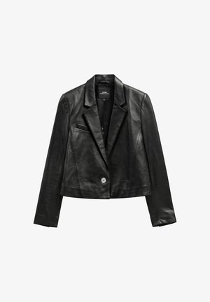 Czarna skórzana krótka marynarka z szerokimi klapami, zapinana na jeden guzik, z małą kieszenią na lewej piersi.
