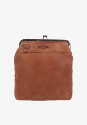 Braunes Leder-Münzfach mit Metallverschluss, einer kleinen Lederschlaufe mit Metallring und dem Schriftzug "Gusti Leder studio" geprägt auf der oberen Vorderseite.