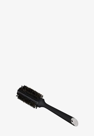 Schwarze runde Haarbürste mit dicht angeordneten Borsten und langem Griff mit silberner runder Endkappe.
