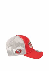 Rote Baseballmütze mit Mesh-Seiten, ausgestattet mit einem Logo-Patch und dem Text "San Francisco" auf der Vorderseite. Gebogener Schirm, verstellbarer Rücken.