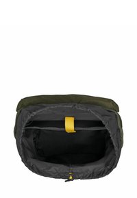 Sac en tissu vert avec un intérieur gris. Dispose d'une ouverture par le dessus, d'une sangle jaune pour la fermeture, et d'un compartiment spacieux avec un diviseur intérieur.