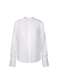 Camicia bianca a maniche lunghe con texture a coste verticali, colletto rotondo, chiusura frontale con bottoni e polsini ampi.