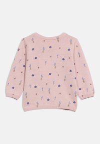 Ροζ πουλόβερ με μακριά μανίκια και μικρά μοτίβα σε μωβ και μπλε λουλούδια, με ριμπ μανσέτες και τελείωμα, εμφανίζεται από πίσω σε λευκό φόντο.