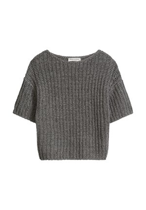 Gruby, szary sweter z krótkim rękawem, wykonany na drutach, z okrągłym dekoltem i prążkowanym wzorem, z metką Marc O’Polo przy kołnierzu.