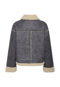 Grijze schapenvachtjas met een crèmekleurige fleece kraag en manchetten, een cropped ontwerp en gestikte details op de achterkant.