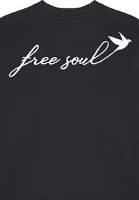 Čierna mikina so zaobleným výstrihom s textúrovaným, bielym vyšívaným nápisom "free soul" a malou grafikou vtáka, vyrobená z mäkkého materiálu.