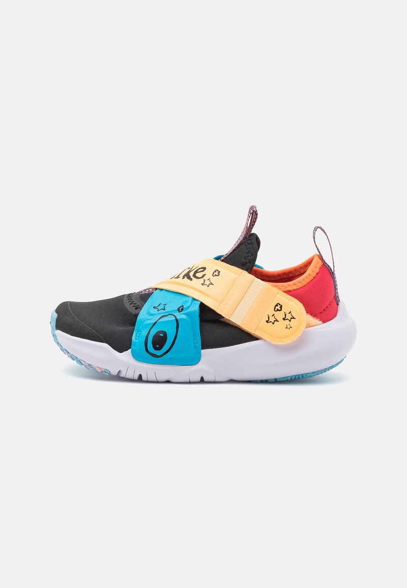 Chaussure de sport conçue en noir, orange et bleu avec une bride sécurisée, des motifs ludiques, et une semelle texturée pour l'adhérence.