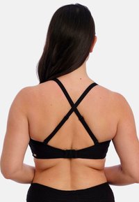 Černá sportovní podprsenka s křížovými ramínky, texturovanou tkaninou a zapínáním na háček na zádech. Hladký povrch s minimálními ozdobami.
