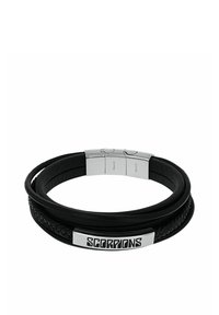 Bracciale in pelle nera con texture intrecciata e chiusura in argento; presenta una distintiva targhetta metallica incisa "SCORPIONS".