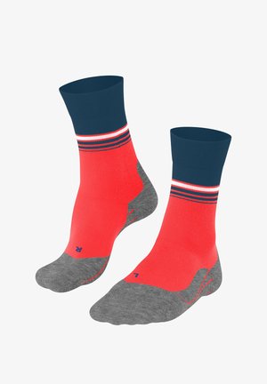 Calze sportive rosse e grigie con polsini blu navy e strisce bianche e blu navy vicino alla parte superiore, contrassegnate con L e R per i piedi sinistro e destro.