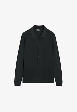 Svart stickad cardigan med polo-krage, framknäppning och två framfickor. Har ribbad textur över hela plagget.