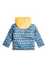 Modrá a oranžová vzorovaná bunda s žltou kapucňou, s geometrickými vzormi, dlhými rukávmi a zaobleným zadným lemom.