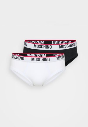 Deux paires de sous-vêtements : une blanche et une noire. Les deux présentent une large ceinture élastique avec le logo "Moschino" en lettres noires épaisses.