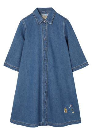 Modré džínové šaty na zapínání s tříčtvrtečními rukávy, límcem a malou vyšívanou včelou a barevnými květinami poblíž lemu na pravé straně.