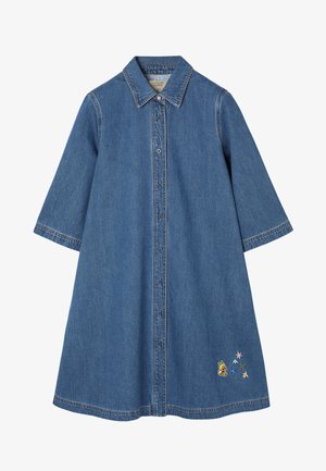 Modré džínové šaty na zapínání s tříčtvrtečními rukávy, límcem a malou vyšívanou včelou a barevnými květinami poblíž lemu na pravé straně.