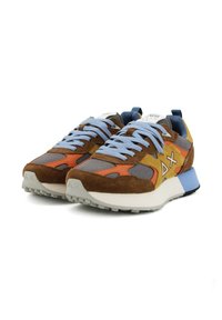 Sportowe sneakersy z brązowej zamszowej cholewki z szarymi wstawkami z siateczki i pomarańczowymi akcentami, niebieskimi sznurówkami oraz białą podeszwą z niebieskim obcasem.