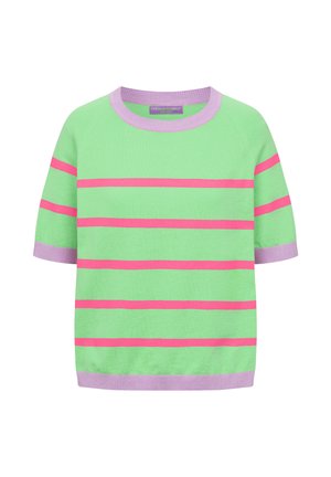 Zielony sweter z krótkim rękawem z różowymi poziomymi paskami, lawendowy prążkowany kołnierz, mankiety i dół. Etykieta wewnątrz kołnierza z napisem "FRIEDA & FREDDIES."