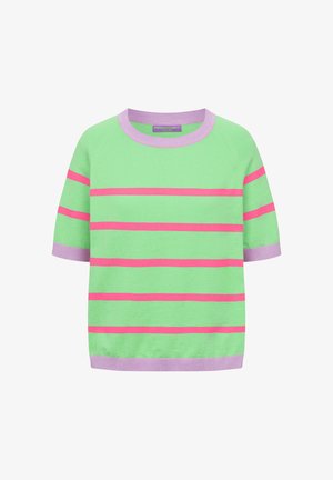 Zielony sweter z krótkim rękawem z różowymi poziomymi paskami, lawendowy prążkowany kołnierz, mankiety i dół. Etykieta wewnątrz kołnierza z napisem "FRIEDA & FREDDIES."