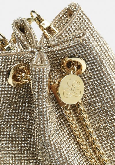 Taske i guldfarvet tone dækket af små rhinsten med snørelukning, guldfarvede beslag og en dekorativ, præget logoplate.