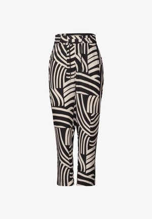 Pantalones cortos de patrón en blanco y negro con cintura elástica, que presentan líneas abstractas de diferentes grosores y bolsillos laterales.