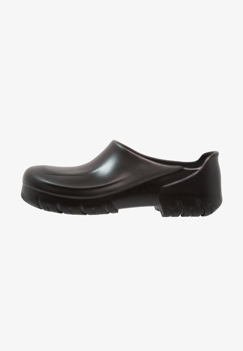 Schwarze Clogs aus glattem Kunststoff mit abgerundeter Spitze und niedrigem Rücken. Die strukturierte Sohle bietet Grip und ist mit erhöhten Rillen für Stabilität ausgestattet.