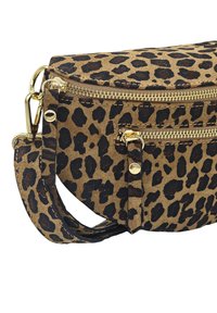 Sac bandoulière en cuir suédé imprimé léopard marron avec quincaillerie dorée, comprenant plusieurs poches zippées et une forme structurée pour le style et l'utilité.