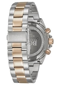 Montre en acier inoxydable argent et doré avec une finition polie et brossée, présentant un cadran gris et des sous-cadrans chronographes.