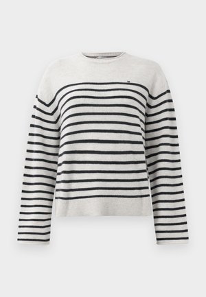 Kudottu neulepaita vaaleanharmaana vaakasuorilla mustilla raidalla, pyöreällä kaula-aukolla, pitkät hihat ja ribattu helma.