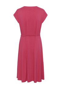 Robe rose mi-longue avec des manches courtes, un col rond et un détail de taille nouée, fabriquée à partir d'un tissu doux et léger.