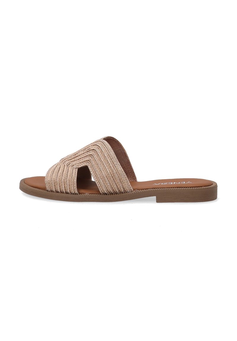 Vlakke slippers met een geweven, gestructureerde bovenkant in lichtbeige, een bruine voetbed en rubberen zool; heeft een open teen en een kruisontwerp.