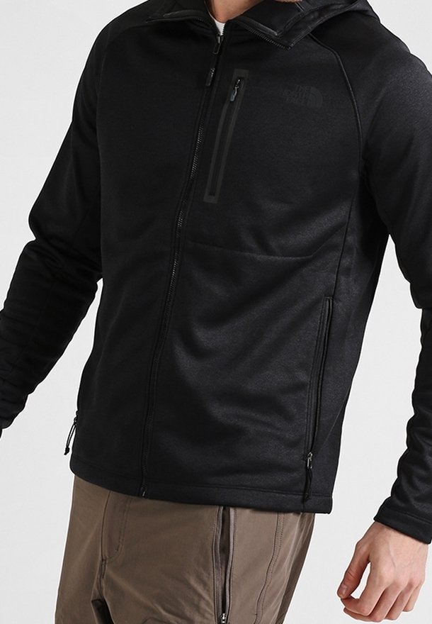 Zwarte ritssluiting hoodie gemaakt van zachte fleece met een textuurafwerking, voorzien van een borstzak aan de voorkant, zijzakken en een capuchon.