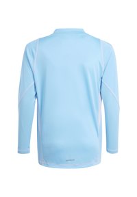Lichtblauw sportshirt met lange mouwen van een textuurstof. Bevat witte accenten en een "AEROREADY" logo aan de zoom.