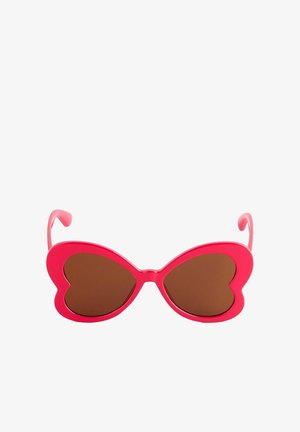 Rosa herzförmige Sonnenbrille mit braunen Gläsern und schlanken Kunststoffrahmen; verfügt über gebogene Bügel für einen sicheren Sitz.