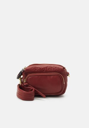 Rød læder crossbody taske med prægede "SeeByChloé" logo, guld accenter, lynlås lukning og justerbar rem. Har en frontlomme.