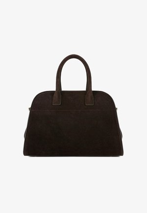 Sac à main en daim marron foncé avec une silhouette structurée, double poignée et une fermeture éclair. Texture lisse avec un détail subtil de coutures.
