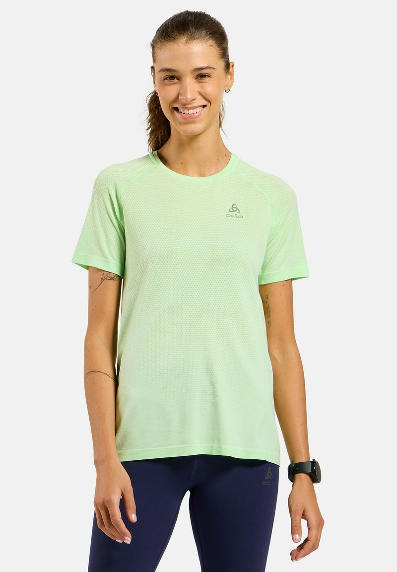 Lichtgroene sport t-shirt gemaakt van ademend mesh stof. Heeft een ronde halslijn en logo-detail in de linker bovenhoek.