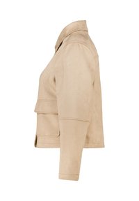 Beige suède cropped jack met lange mouwen, klepzak aan de zijkant en een opgevouwen kraag, zijaanzicht.